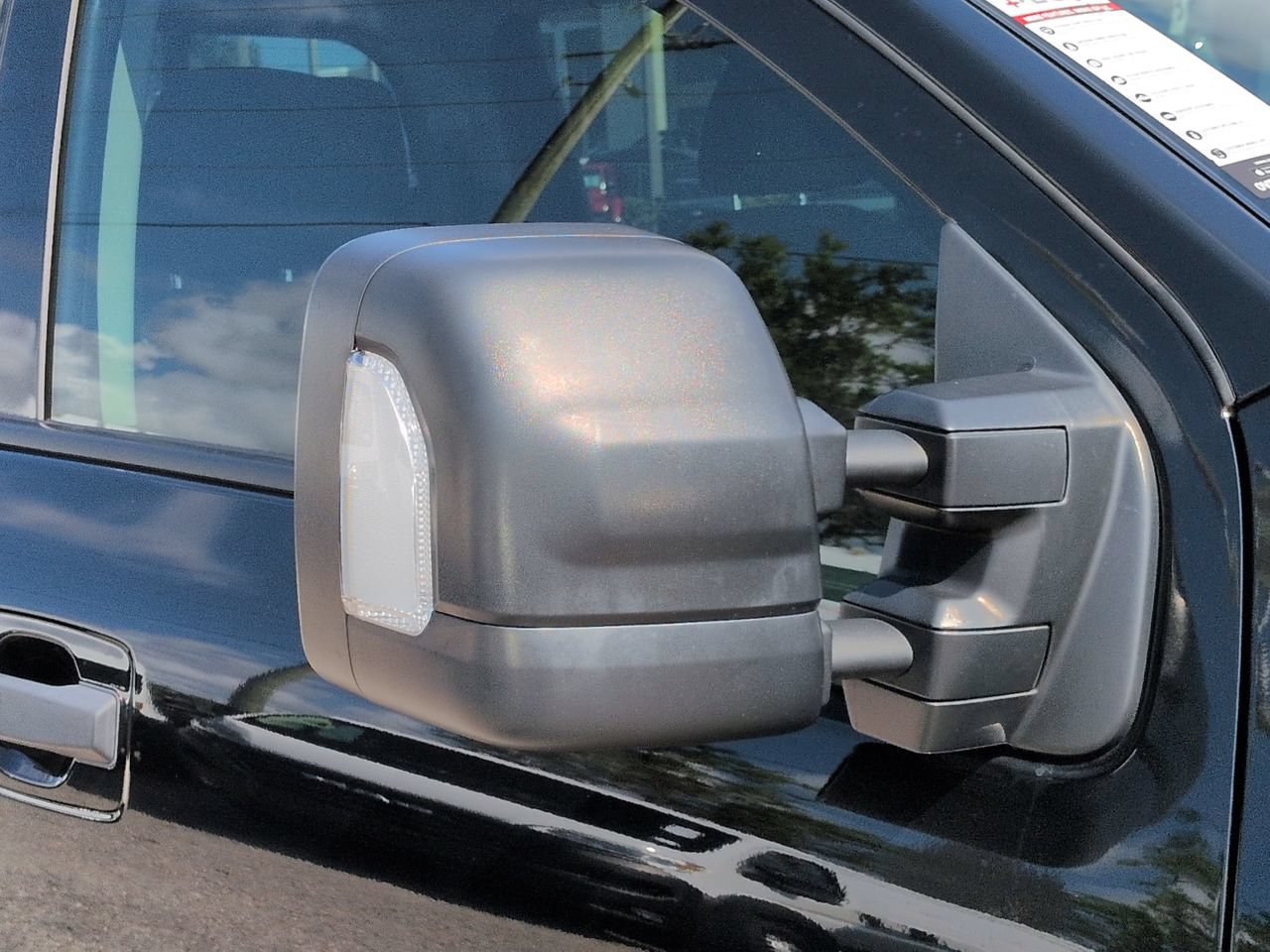 Used 2023 Nissan Titan SV w/ SV Convenience Package AWD/4WD image 12