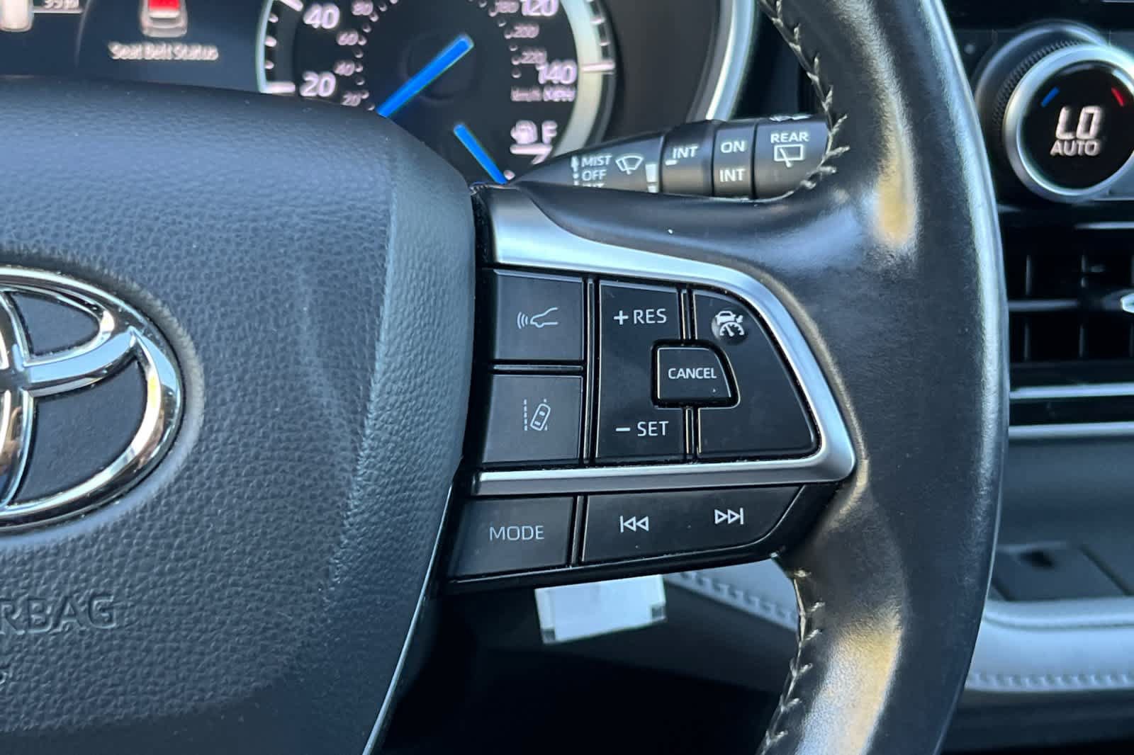 Used 2021 Toyota Highlander XLE AWD/4WD image 29