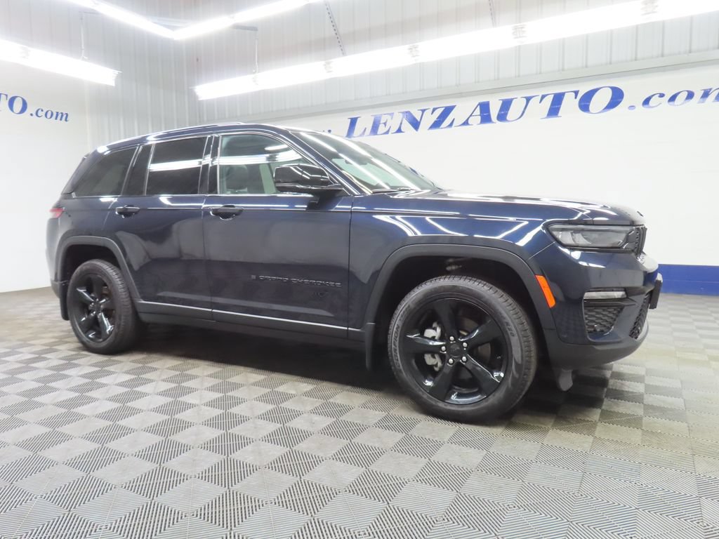 Used 2025 Jeep Grand Cherokee Limited w/ Luxury Tech Group II AWD/4WD image 3