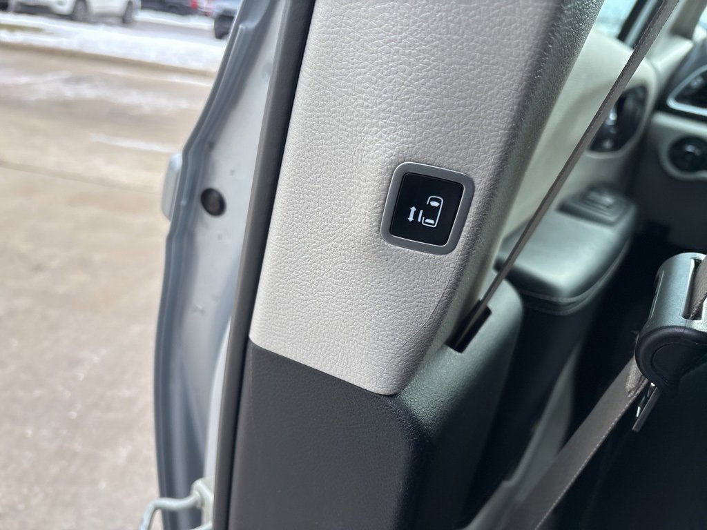 Used 2024 Chrysler Pacifica Touring-L image 18