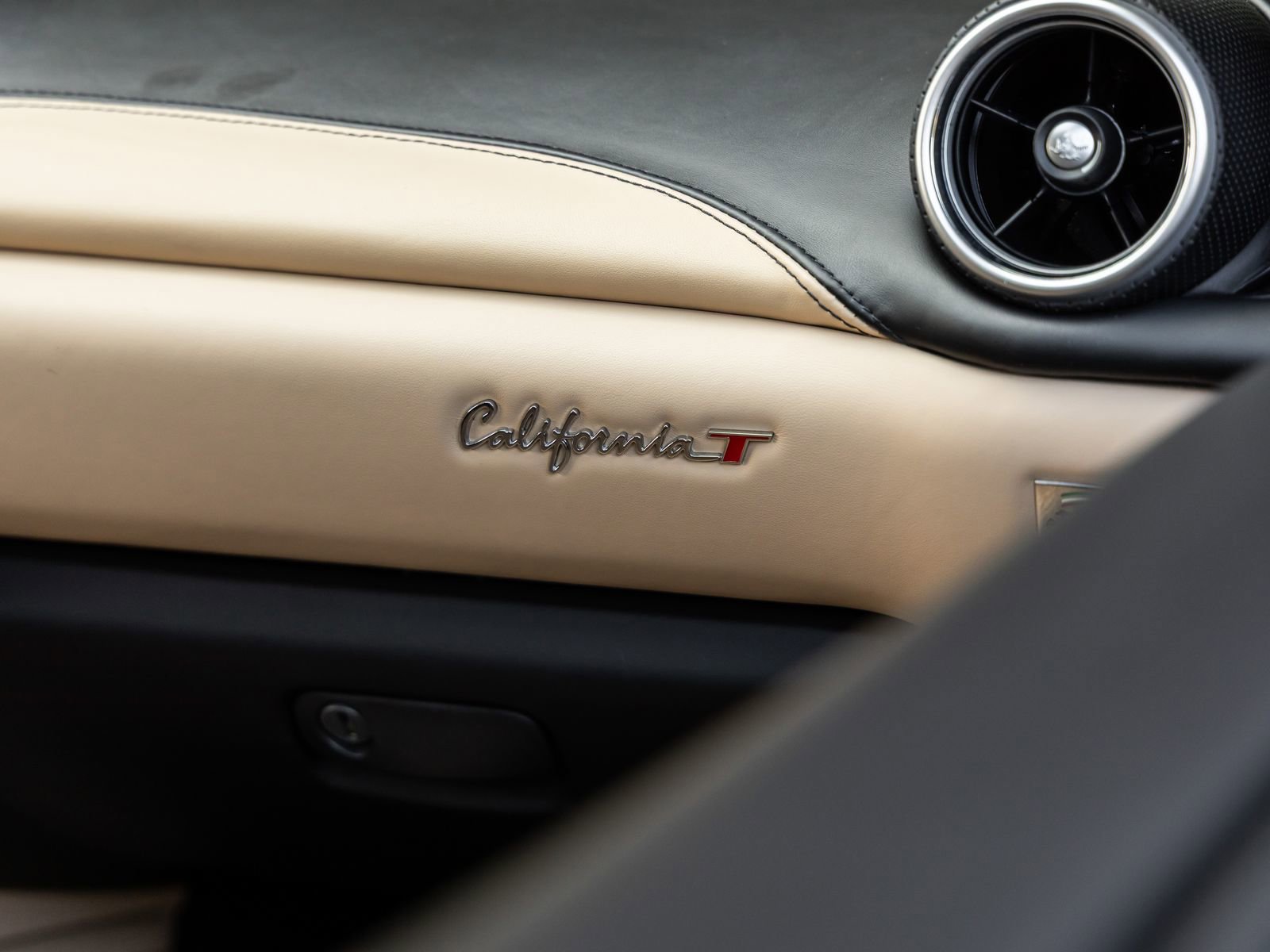 Used 2015 Ferrari California T RWD image 40