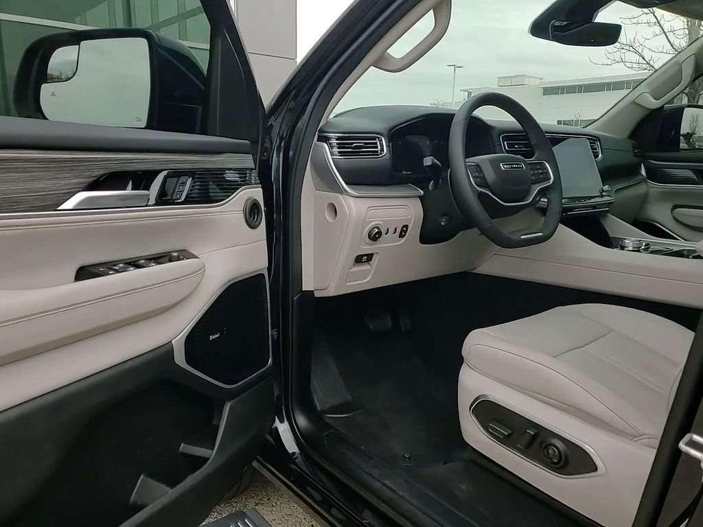 Used 2024 Jeep Wagoneer L Series III w/ Premium Group I image 19