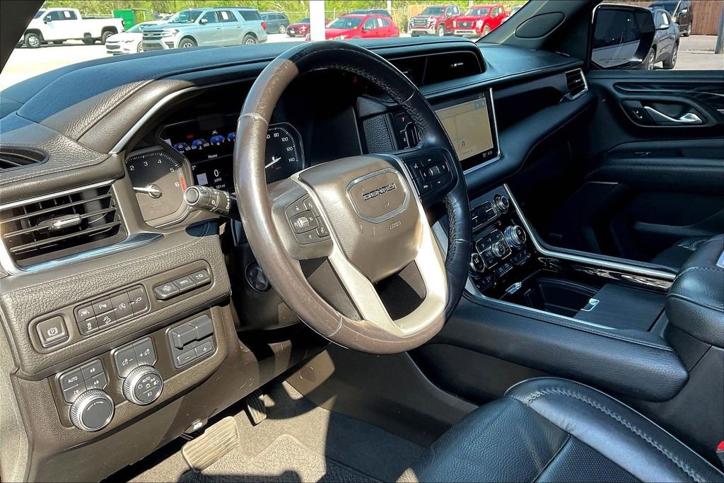 Used 2021 GMC Yukon Denali w/ Denali Premium Package image 13