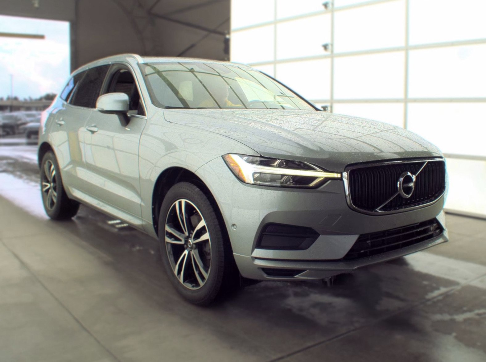 Used 2018 Volvo XC60 T5 Momentum w/ Vision Package AWD/4WD image 3