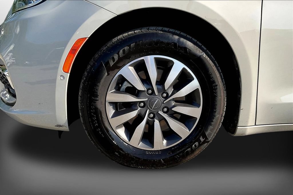 Used 2021 Chrysler Pacifica Touring-L w/ Uconnect Theater Family Group FWD image 33