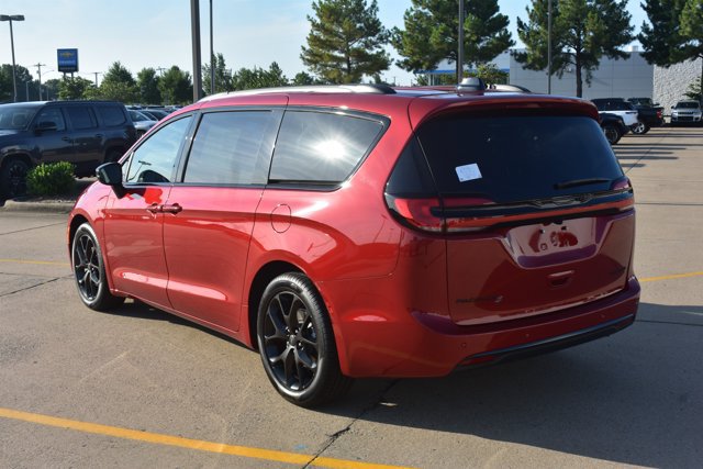 New 2027 Chrysler Pacifica Limited w/ Family Tech Group FWD image 9