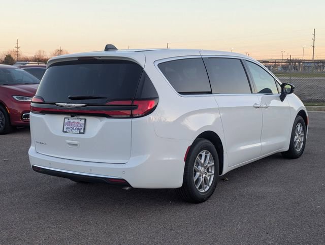 New 2026 Chrysler Pacifica Select image 3