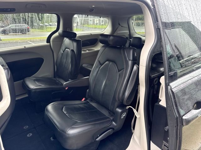 Used 2019 Chrysler Pacifica Touring-L FWD image 13