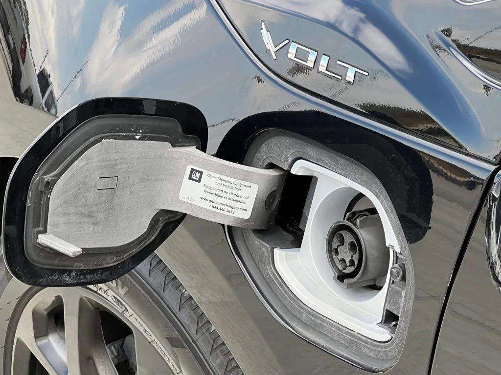 Used 2017 Chevrolet Volt Premier w/ Driver Confidence II Package FWD image 9