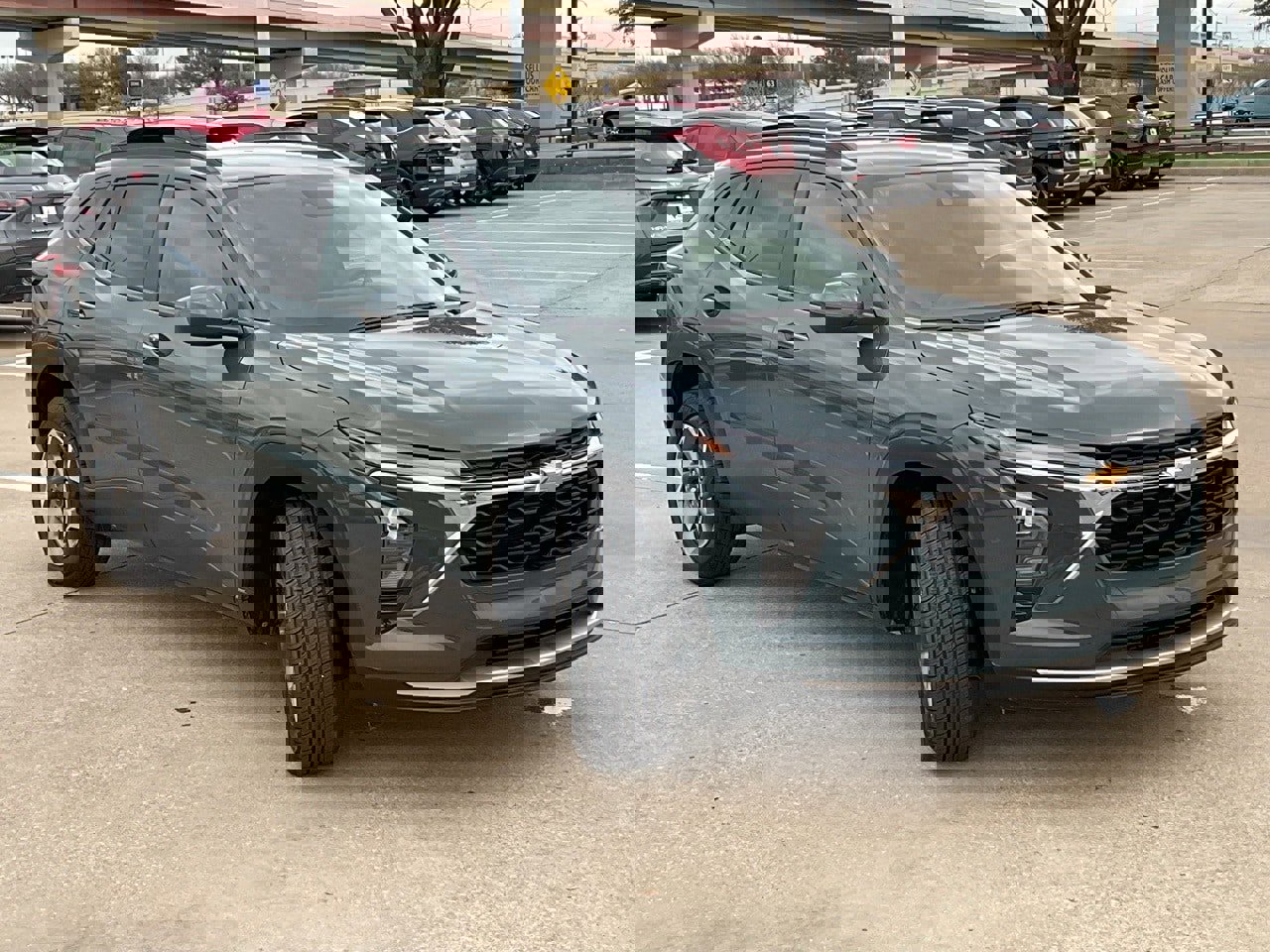 Used 2025 Chevrolet Trax LT w/ LT Convenience Package image 4