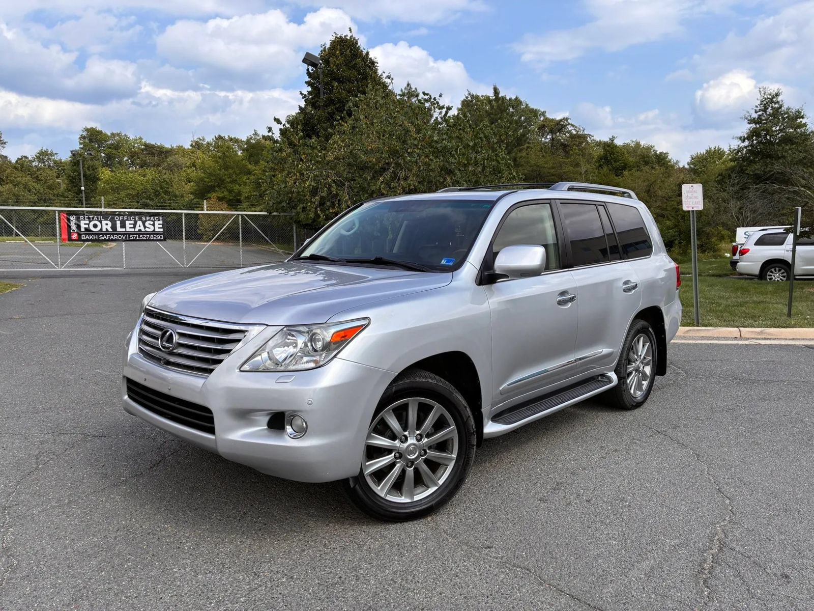 Used 2011 Lexus LX 570 4WD w/ Luxury Pkg image 2