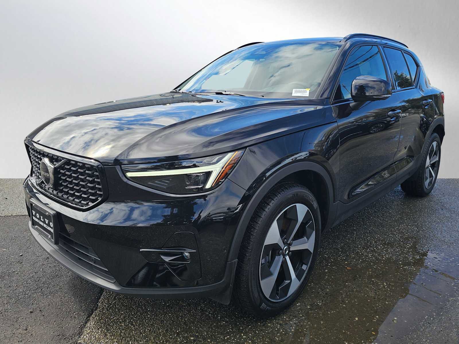 Used 2025 Volvo XC40 B5 Plus w/ Protection Package Premier image 7