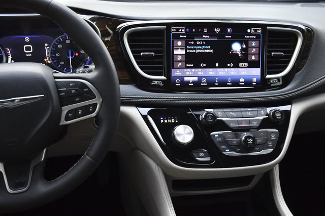 Used 2023 Chrysler Pacifica Limited FWD image 11