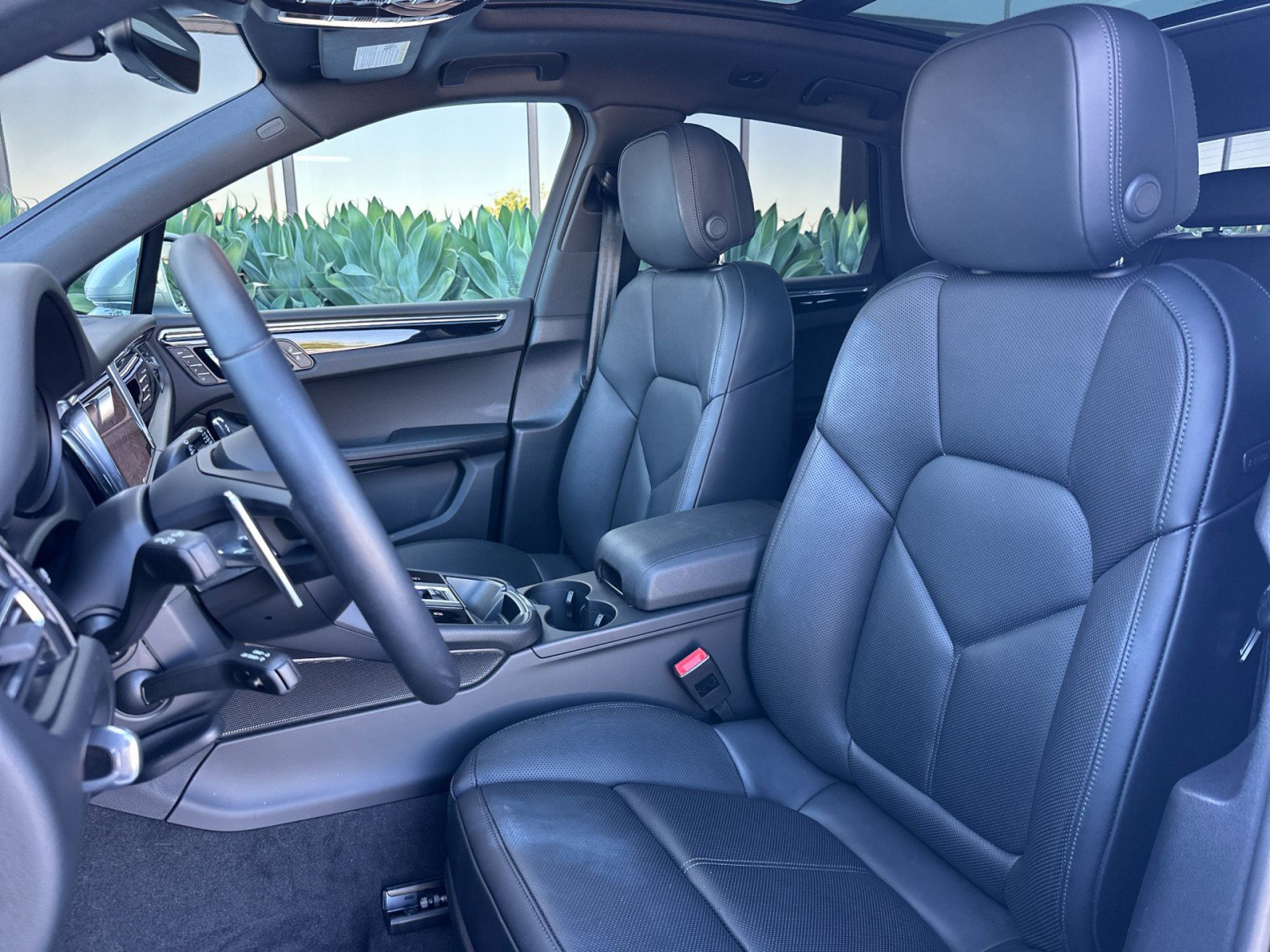 Certified 2026 Porsche Macan AWD/4WD image 5