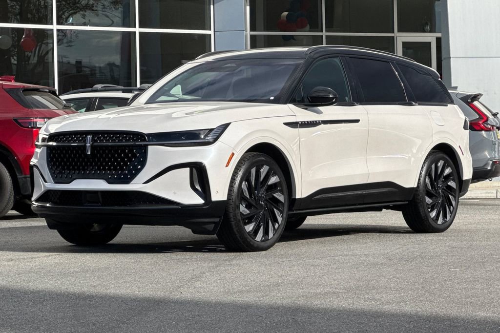 Used 2024 Lincoln Nautilus Reserve w/ Equipment Group 202A image 8