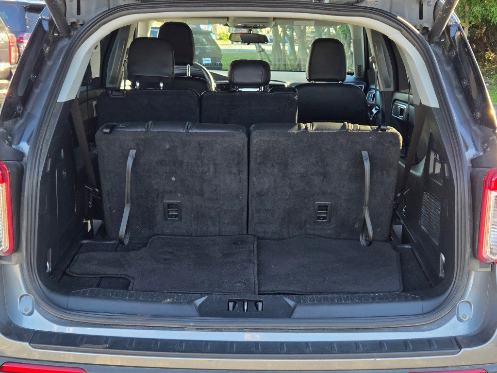 Used 2024 Ford Explorer XLT w/ Equipment Group 202A RWD image 15