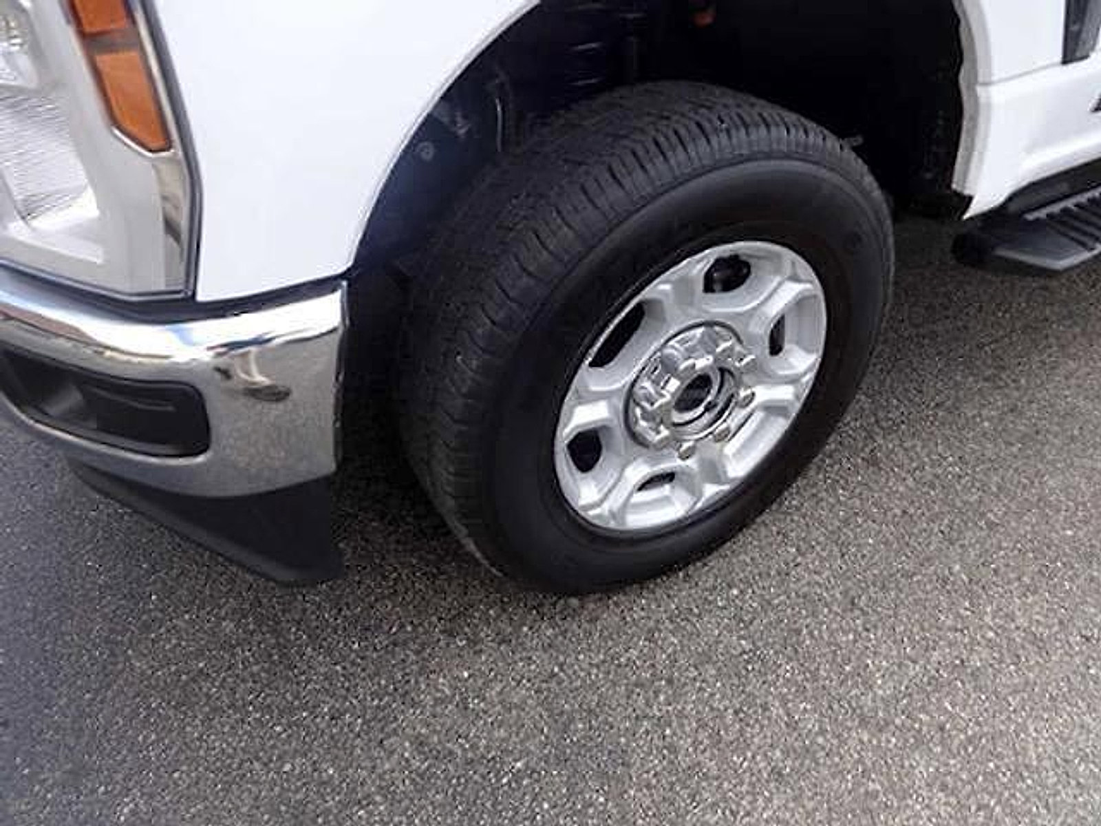 Used 2025 Ford F350 XLT image 4