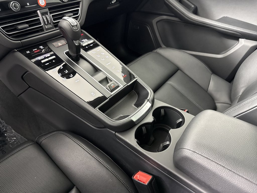 Certified 2025 Porsche Macan AWD/4WD image 32