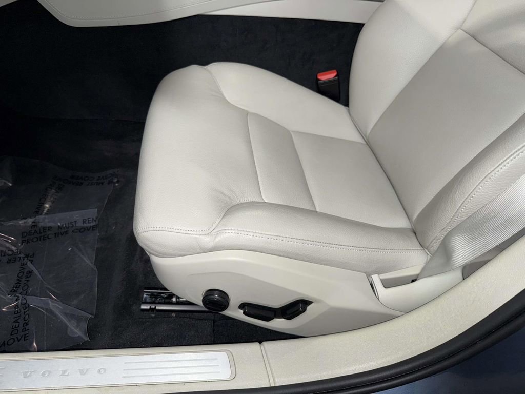 Used 2025 Volvo S60 T8 Plus image 3