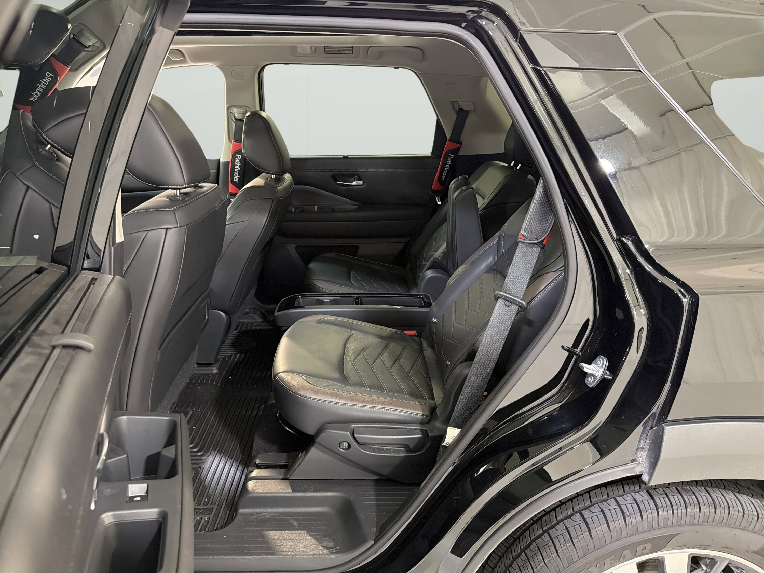 Used 2022 Nissan Pathfinder Platinum w/ Cargo Package FWD image 11