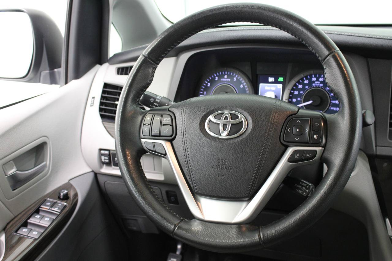 Used 2020 Toyota Sienna XLE Premium FWD image 44