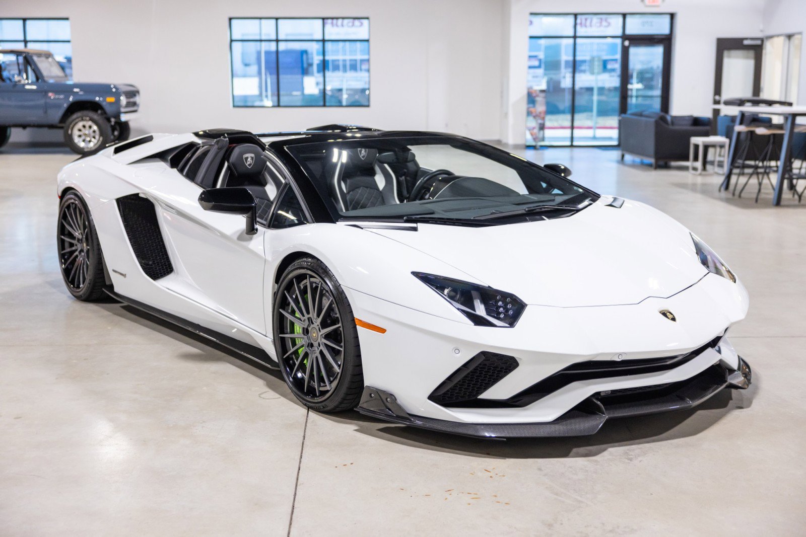 Used 2019 Lamborghini Aventador S image 10