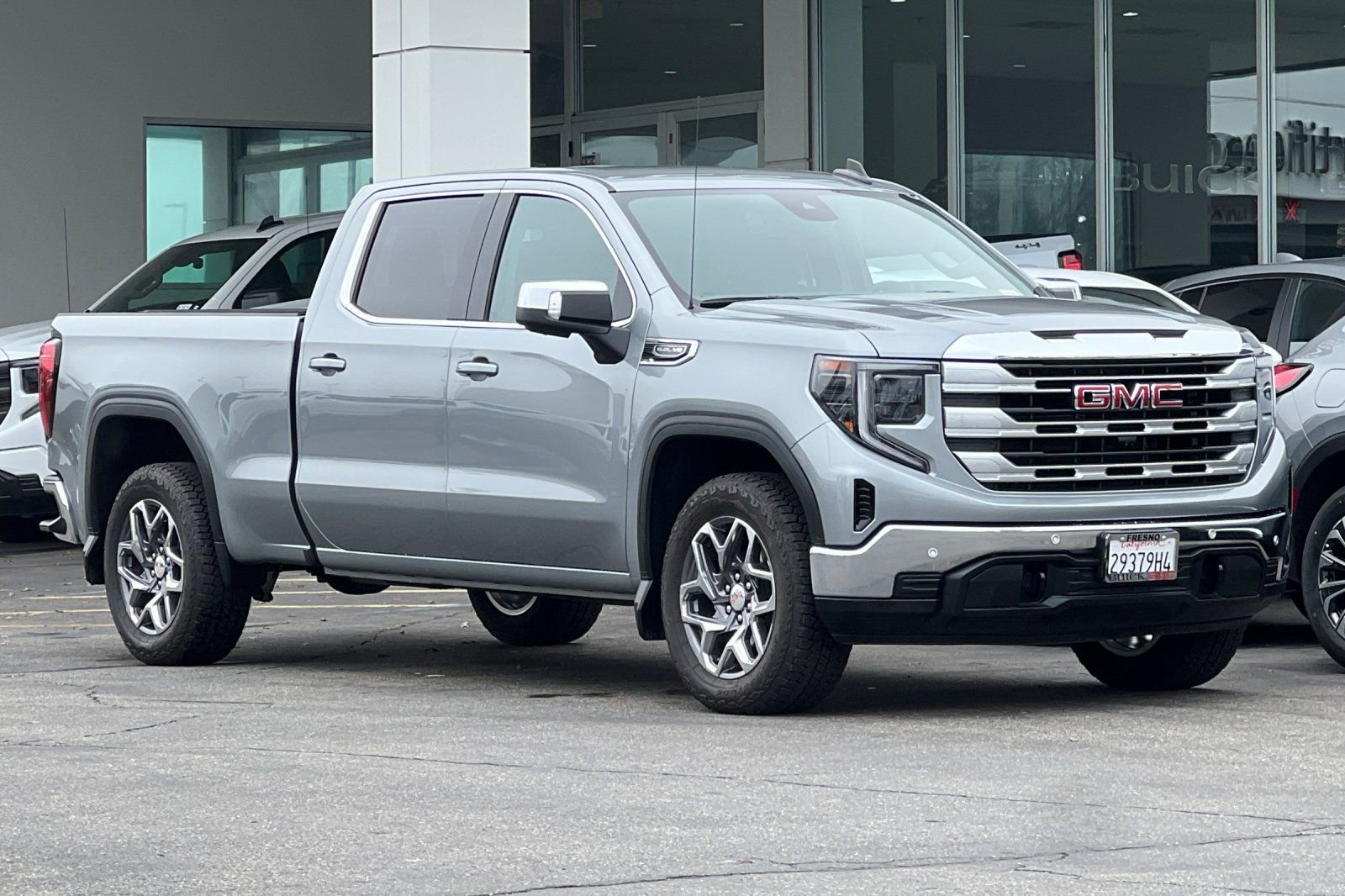 Used 2025 GMC Sierra 1500 SLE image 2