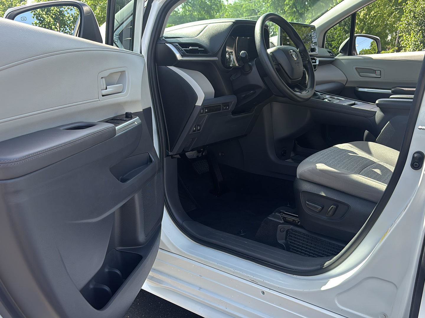 Used 2023 Toyota Sienna LE AWD/4WD image 2