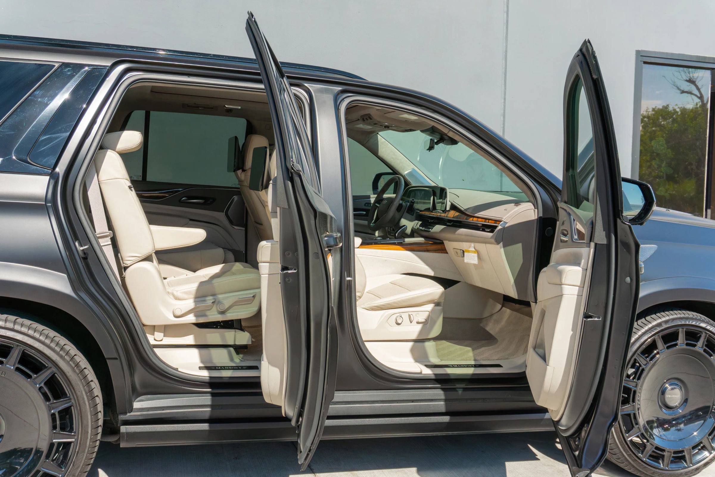 Used 2024 Cadillac Escalade Sport Platinum w/ LPO, ONYX Package image 57