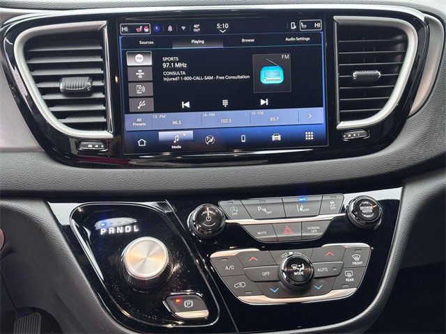 Used 2025 Chrysler Pacifica Select image 21