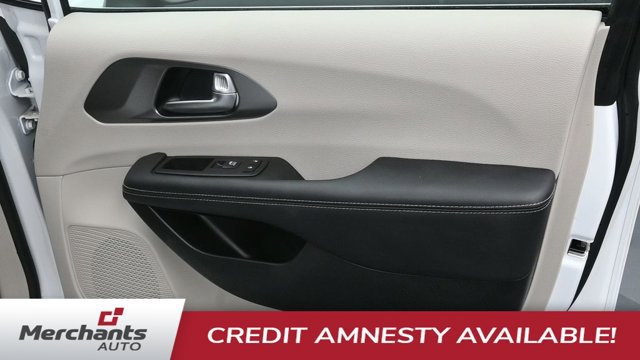 Used 2023 Chrysler Pacifica Touring-L AWD/4WD image 10