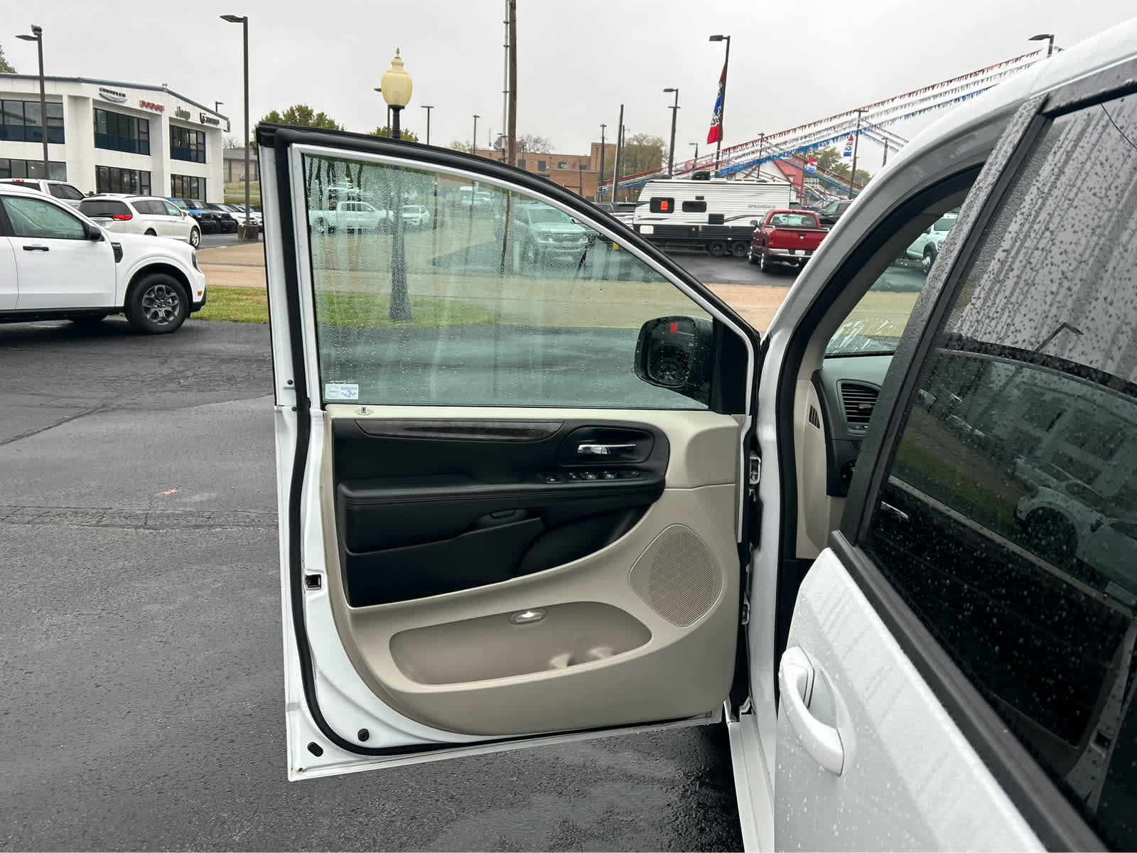 Used 2014 Dodge Grand Caravan SXT w/ UConnect Hands-Free Group image 20