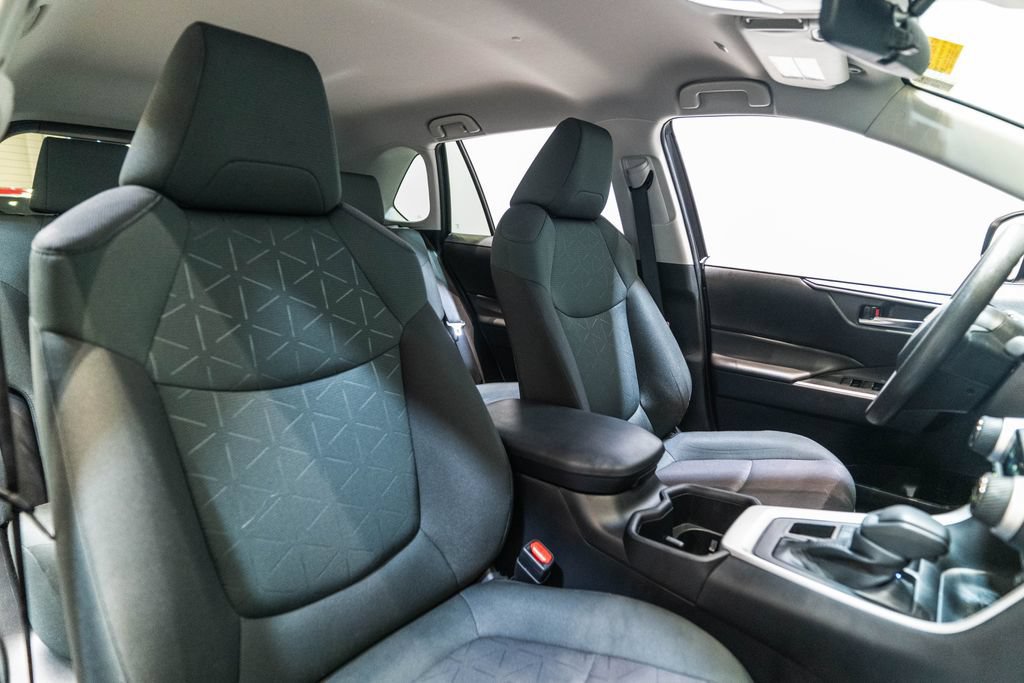 Used 2025 Toyota RAV4 XLE AWD/4WD image 16