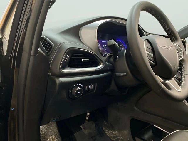 Used 2026 Chrysler Pacifica Limited FWD image 18