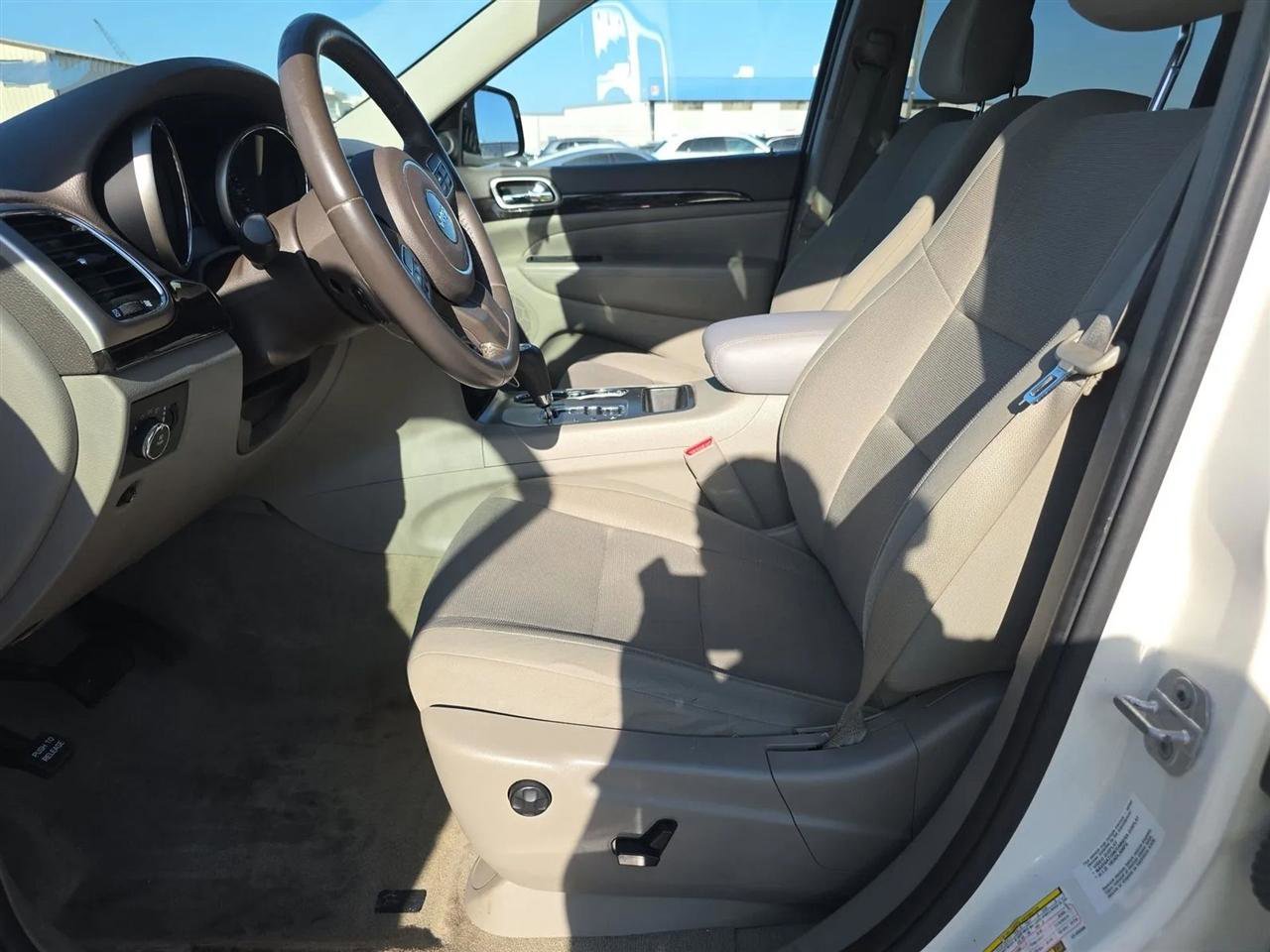 Used 2012 Jeep Grand Cherokee Laredo w/ Laredo E Group AWD/4WD image 13