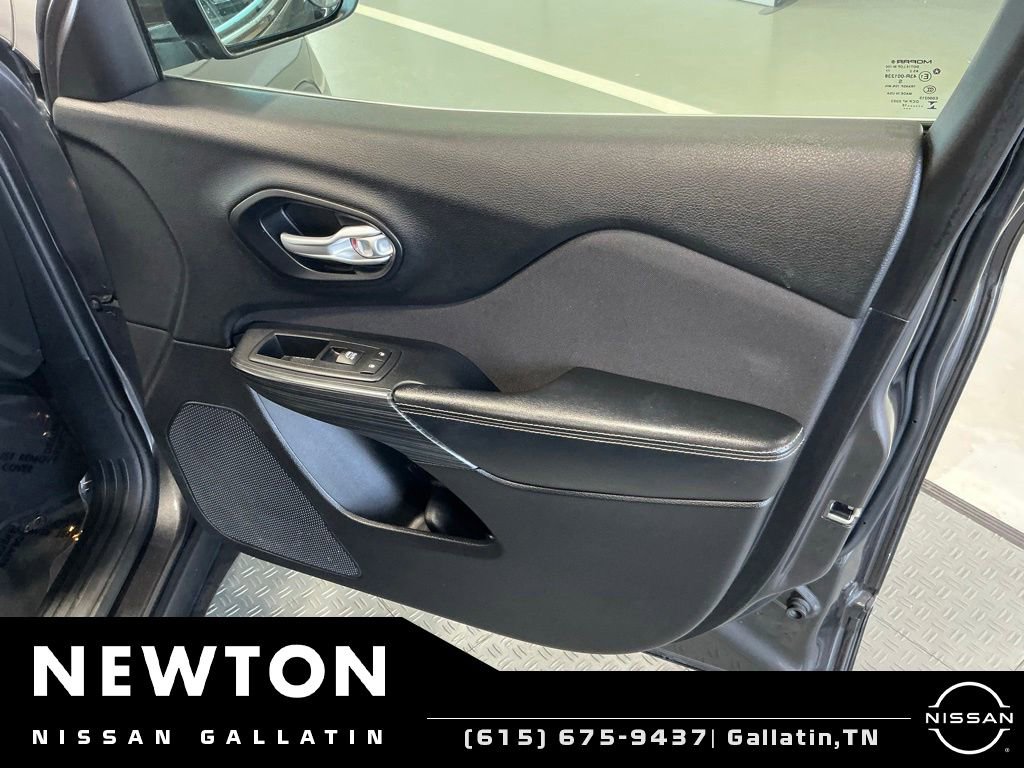 Used 2016 Jeep Cherokee Latitude w/ Comfort/Convenience Group FWD image 28