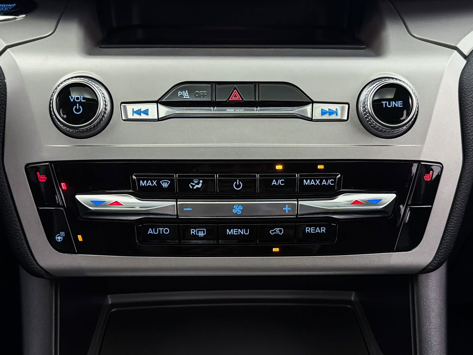 Used 2024 Ford Explorer XLT w/ Equipment Group 202A image 27