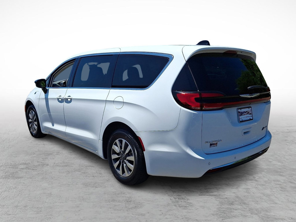 Used 2024 Chrysler Pacifica Limited FWD image 3
