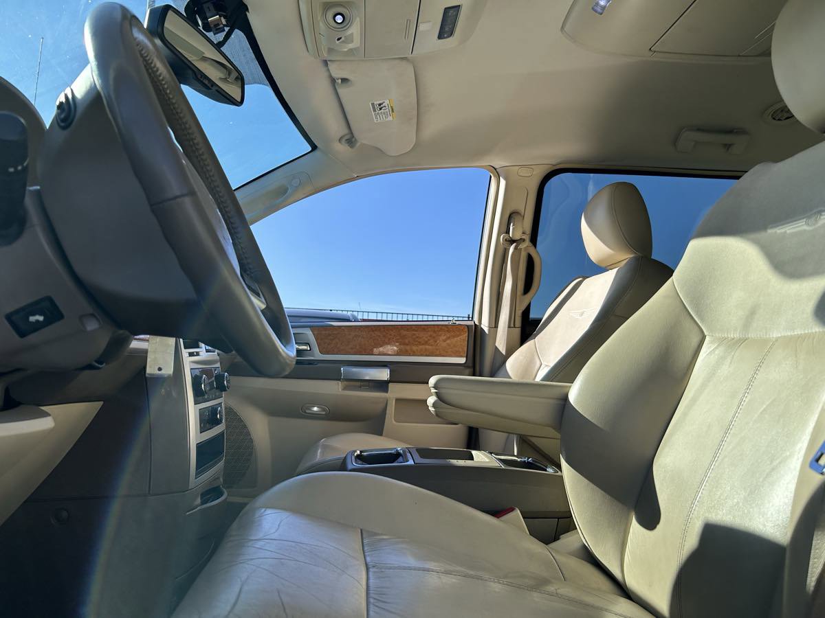 Used 2010 Chrysler Town & Country Limited FWD image 17