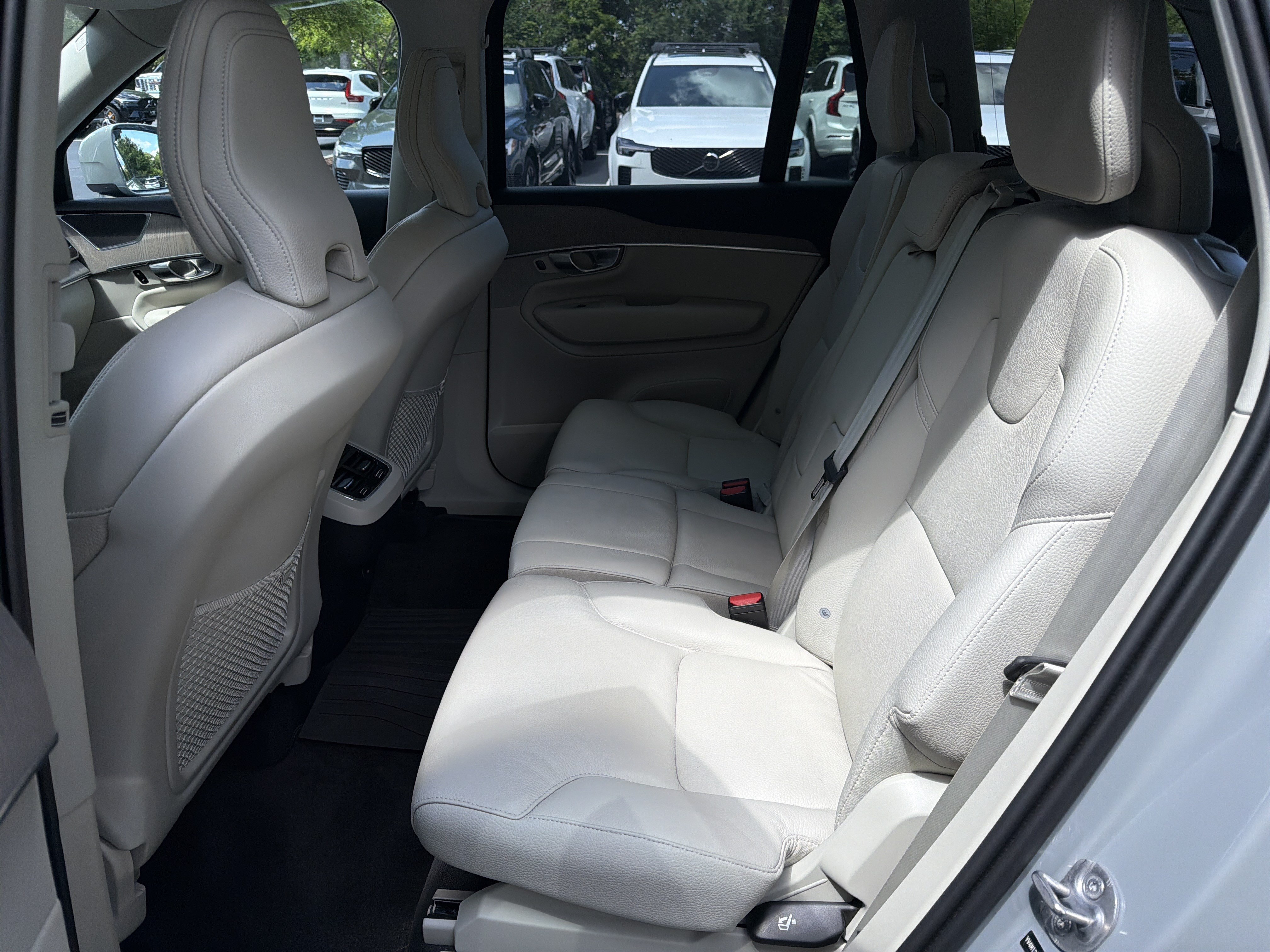 Certified 2025 Volvo XC90 B5 Plus w/ Protection Package Premier AWD/4WD image 32