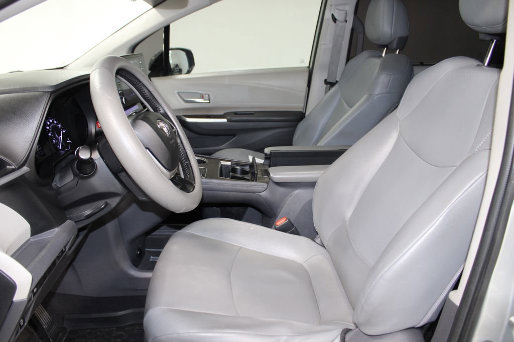 Used 2021 Toyota Sienna XLE image 17