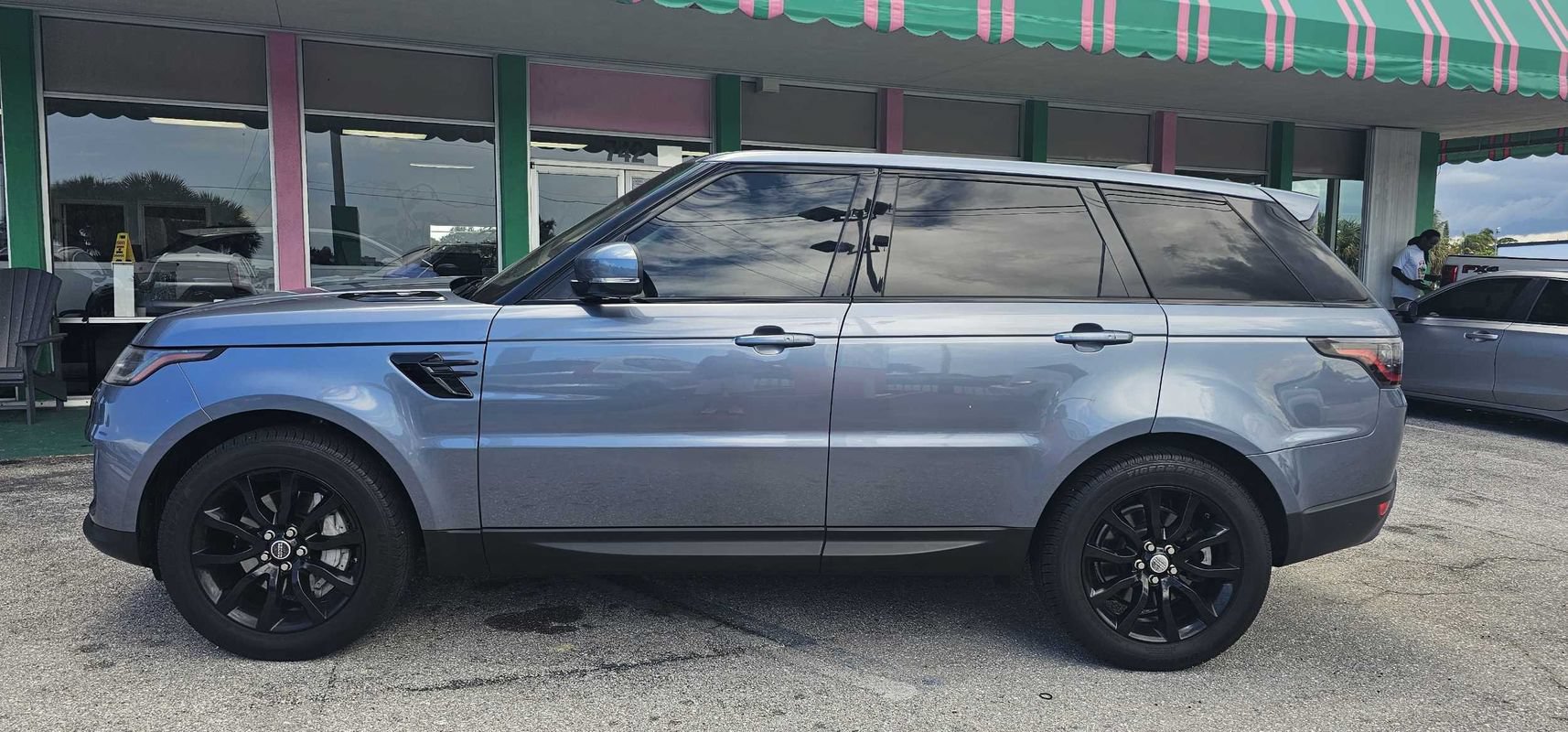 Used 2018 Land Rover Range Rover Sport SE AWD/4WD image 2
