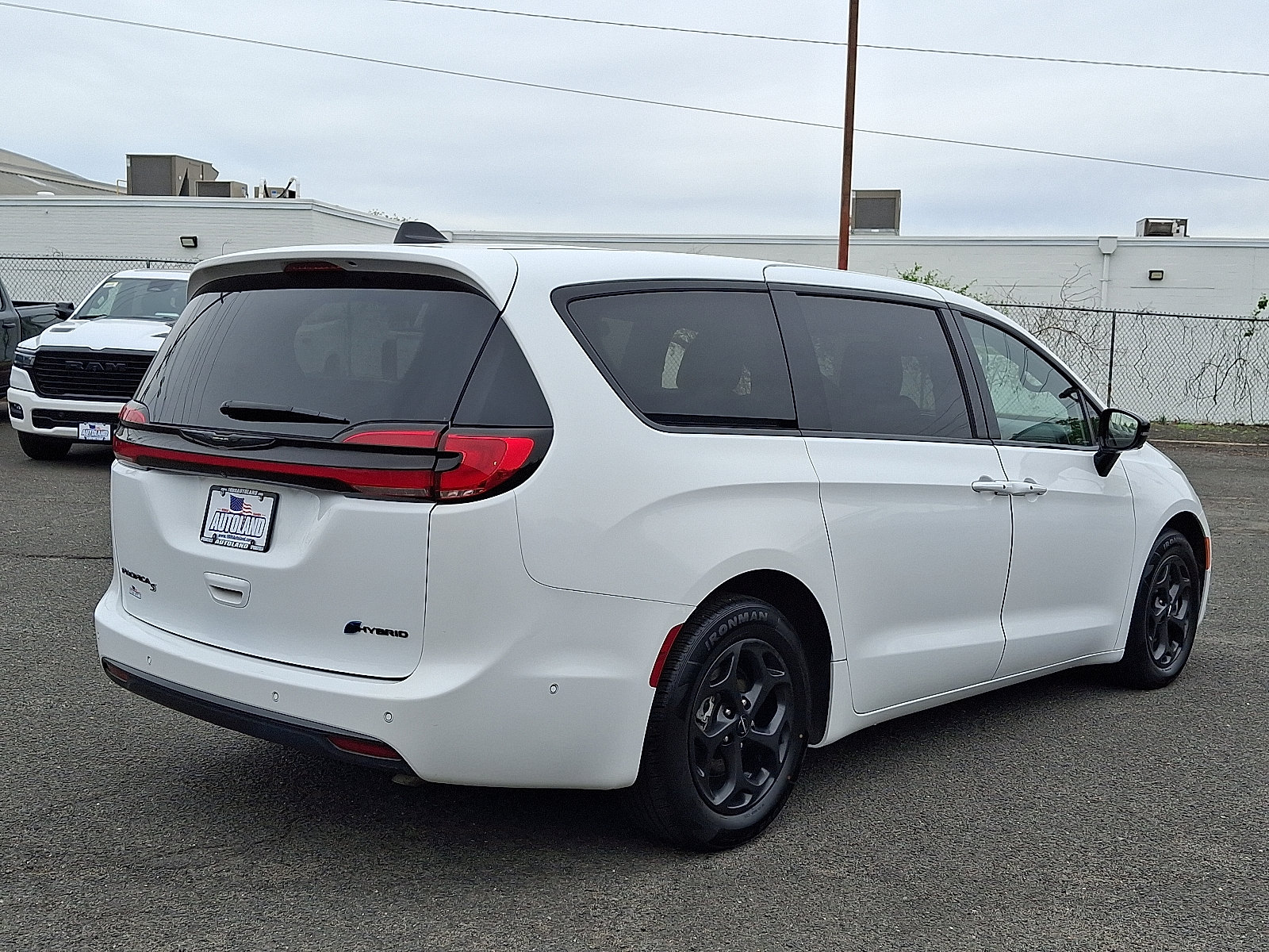 Used 2024 Chrysler Pacifica Limited FWD image 7