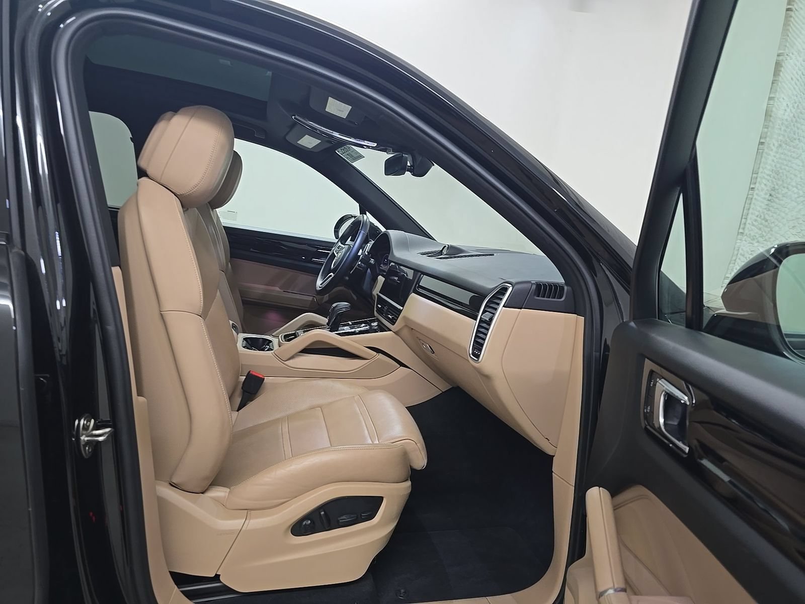 Used 2023 Porsche Cayenne Platinum Edition AWD/4WD image 8
