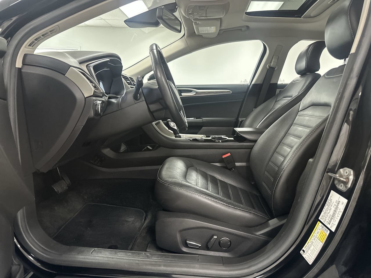 Used 2016 Ford Fusion SE w/ Equipment Group 202A FWD image 10