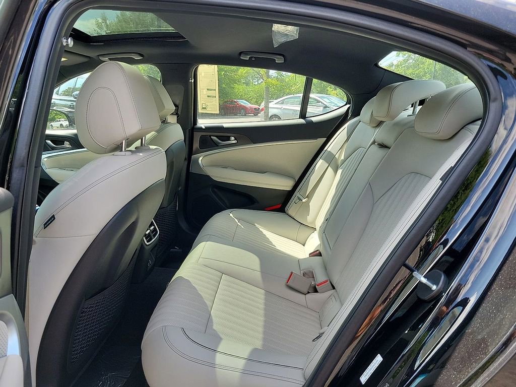Used 2025 Genesis G70 2.5T w/ Sport Prestige Package image 13