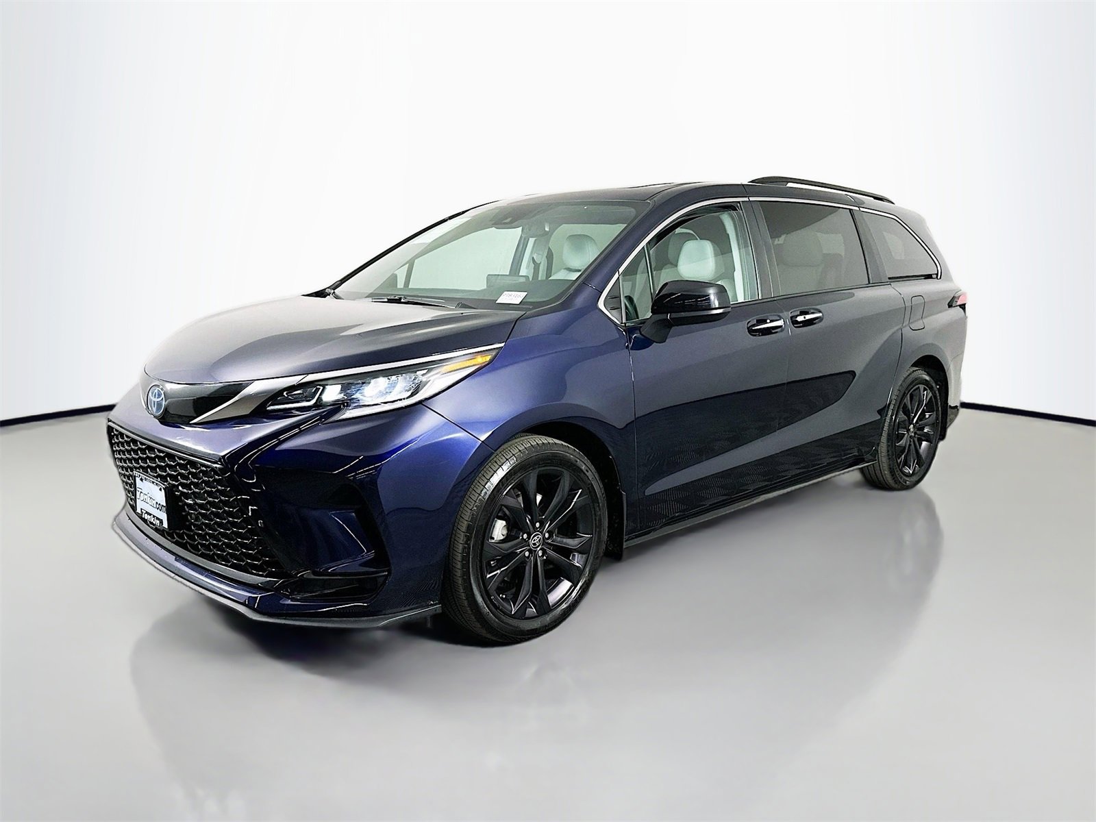 Used 2022 Toyota Sienna XSE image 3
