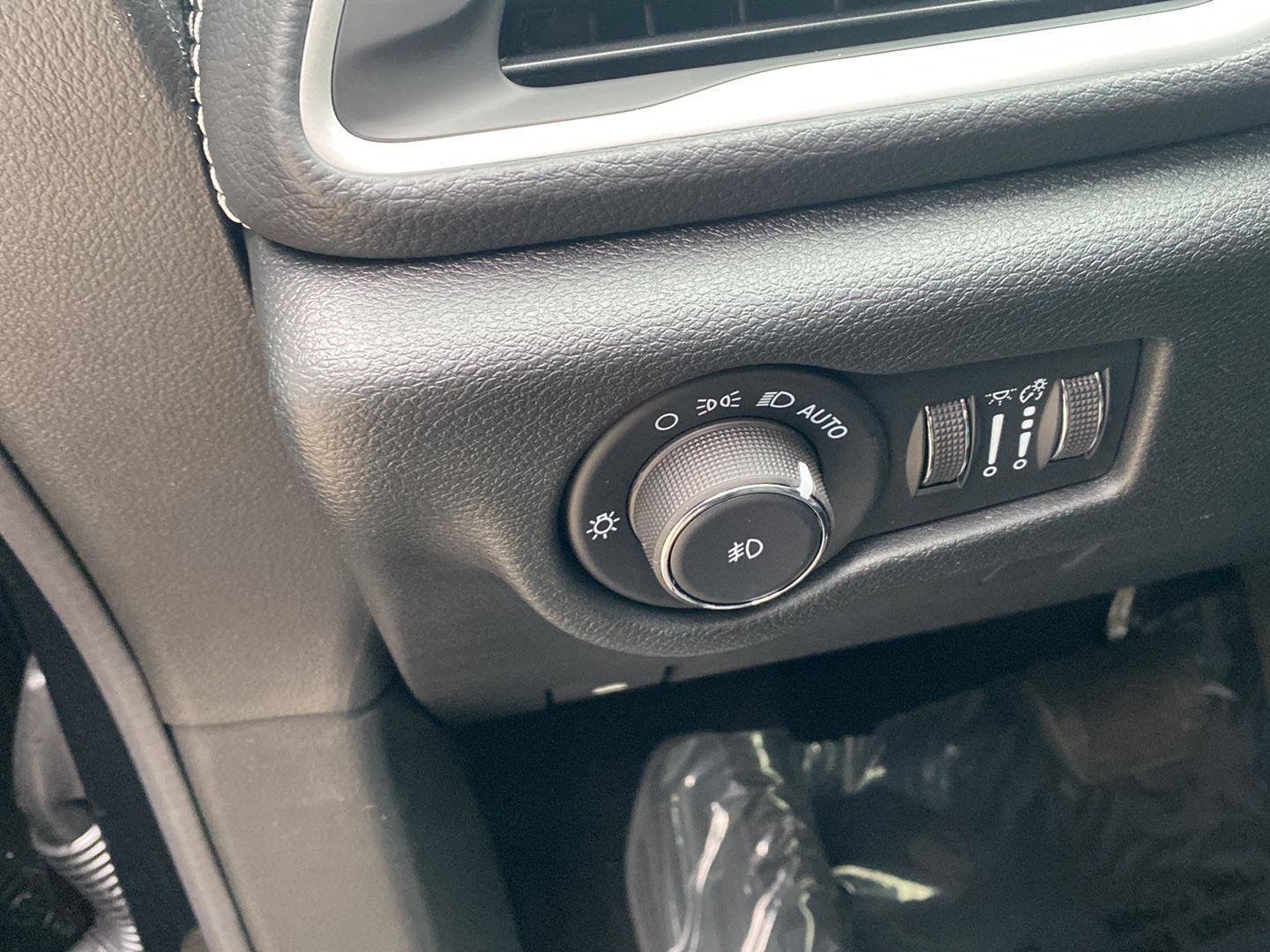 New 2026 Chrysler Pacifica Select image 5