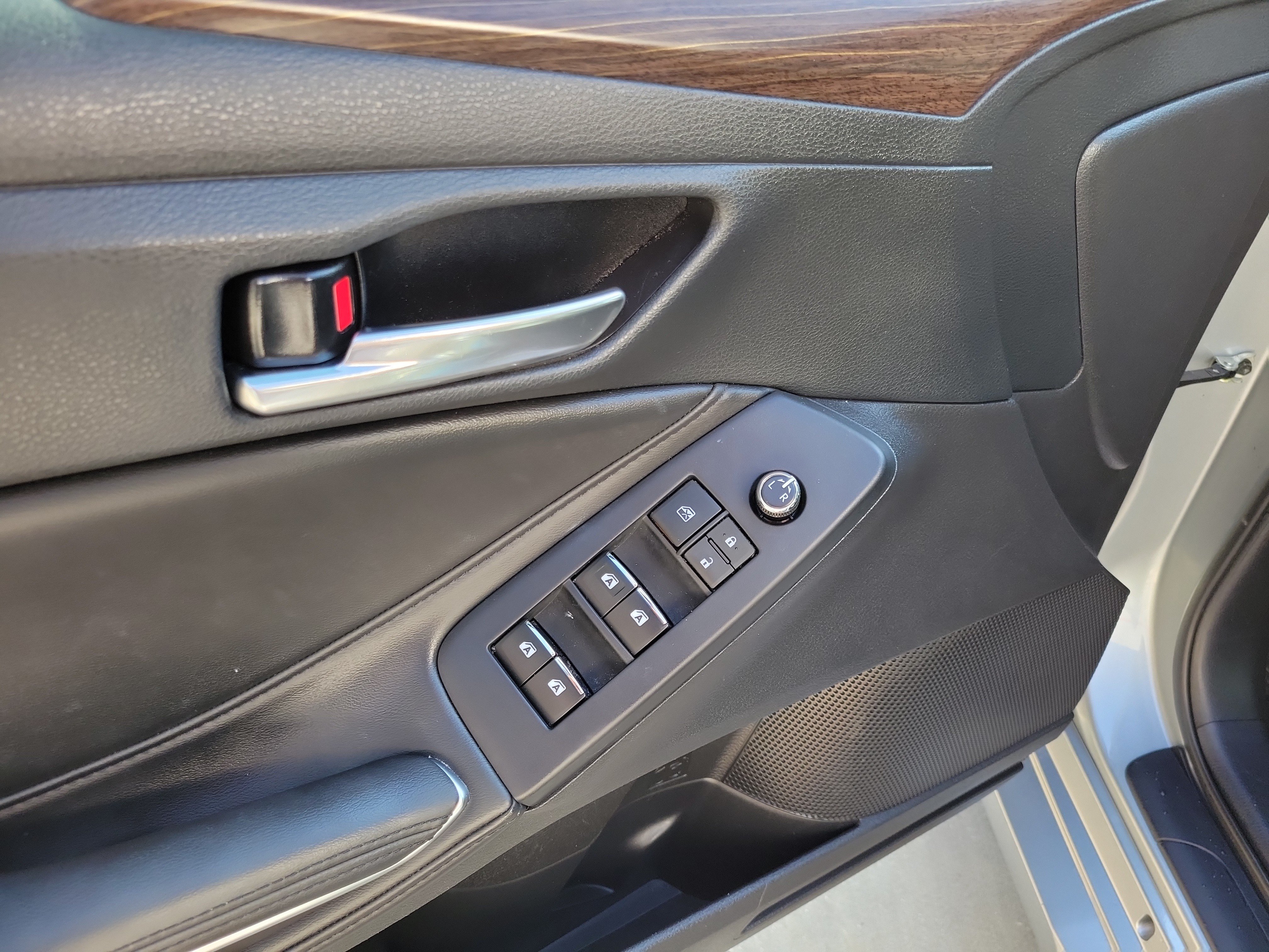 Used 2021 Toyota Avalon XLE w/ Moonroof Package FWD image 11