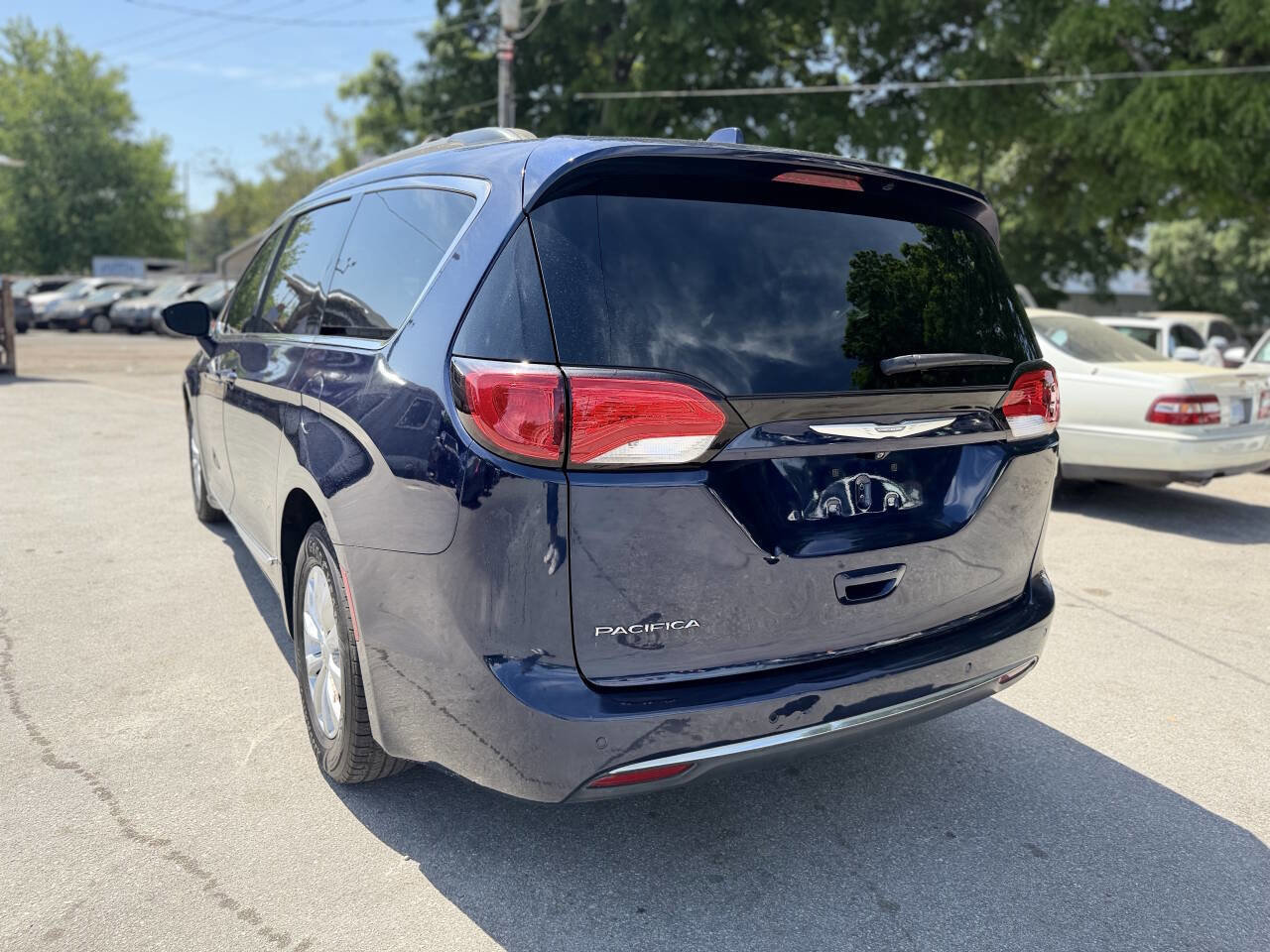 Used 2017 Chrysler Pacifica Touring-L FWD image 7